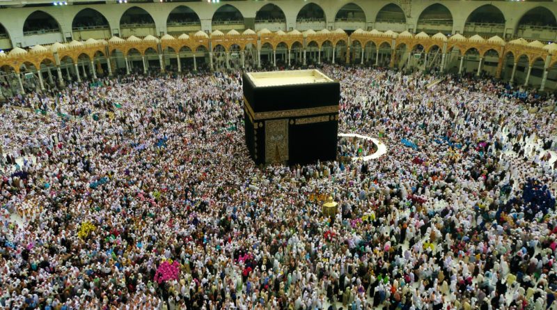 People praying at Mecca