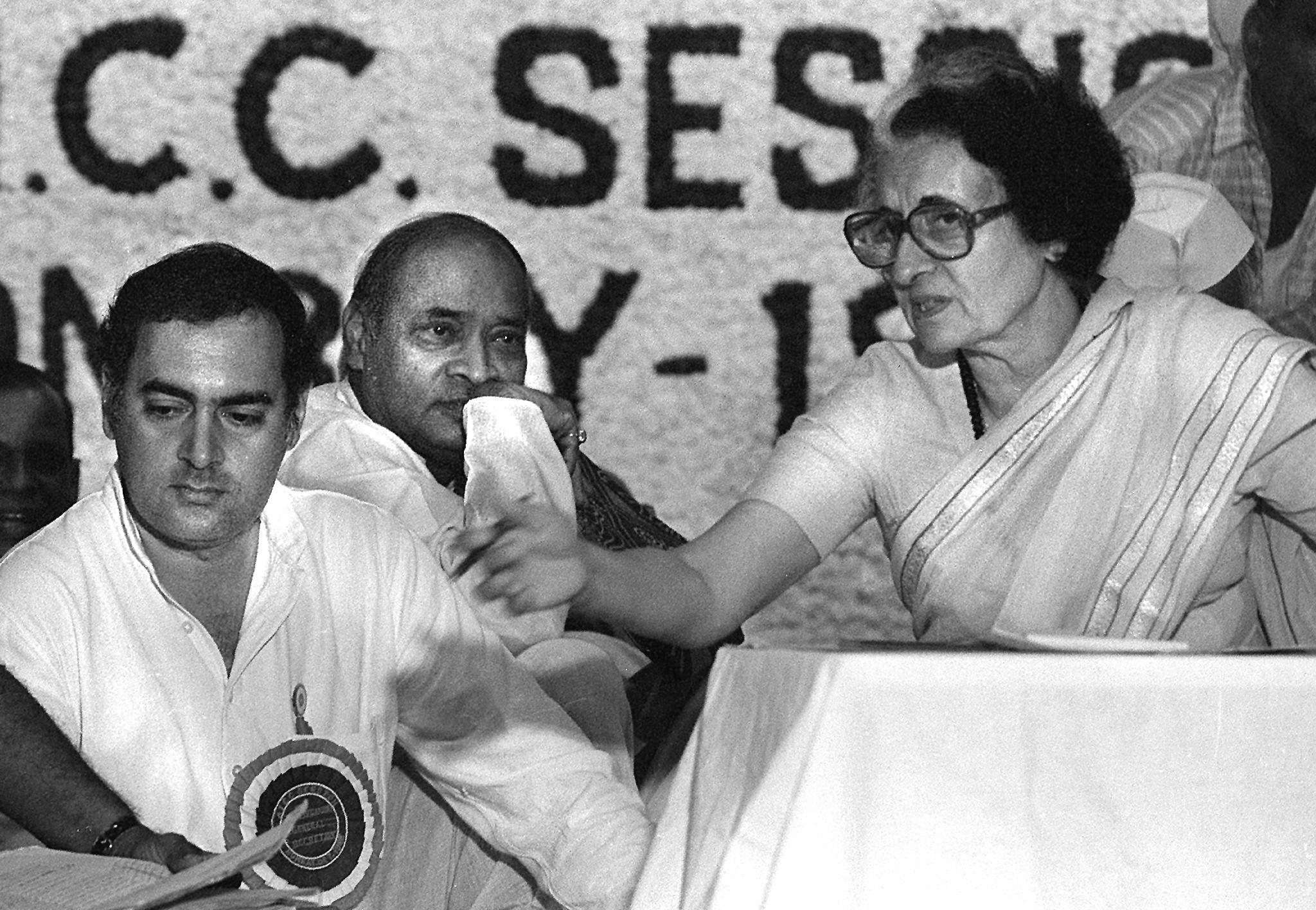 Indira Gandhi with son Rajeev Gandhi in 1984